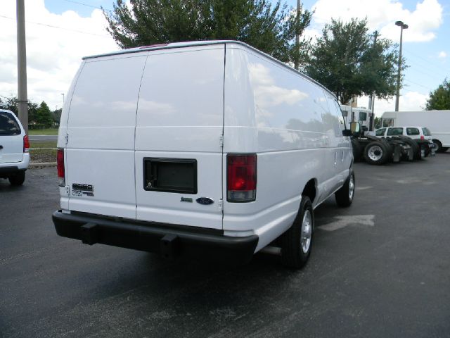 Ford Econoline 2011 photo 1