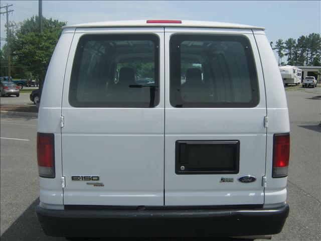 Ford Econoline 2011 photo 1