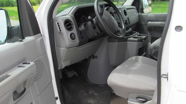 Ford Econoline 2011 photo 2