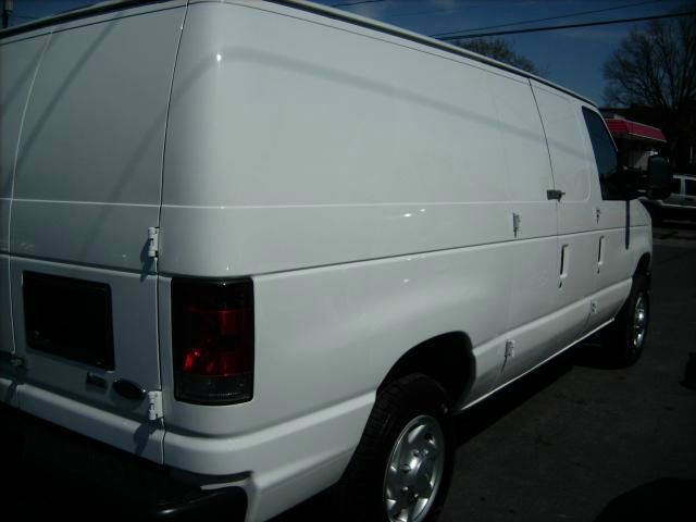 Ford Econoline 2011 photo 26