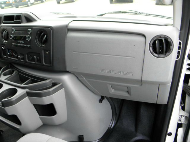 Ford Econoline 2011 photo 16