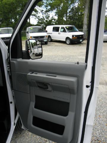 Ford Econoline 2011 photo 17