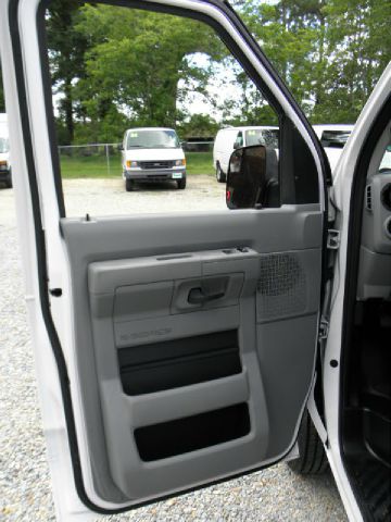 Ford Econoline 2011 photo 23