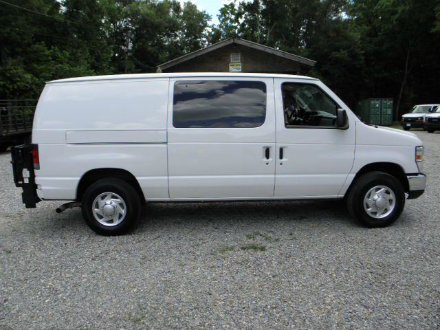 Ford Econoline 2011 photo 26