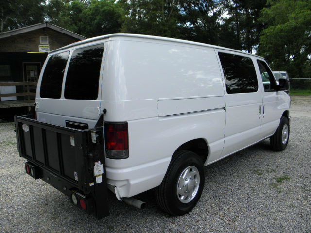 Ford Econoline 2011 photo 27