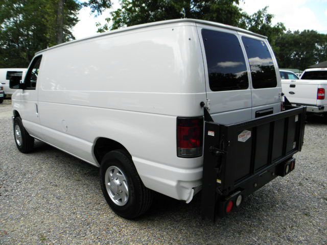 Ford Econoline 2011 photo 29