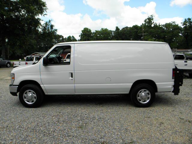 Ford Econoline 2011 photo 30