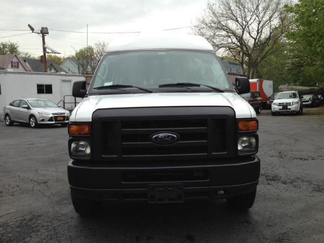 Ford Econoline 2011 photo 16