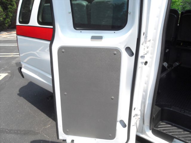 Ford Econoline 2011 photo 14