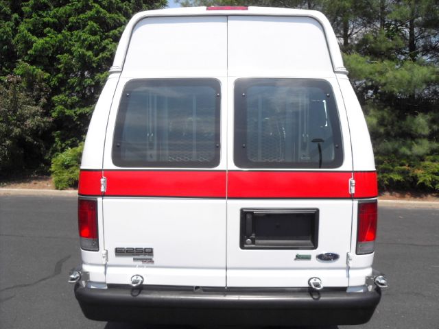 Ford Econoline 2011 photo 17