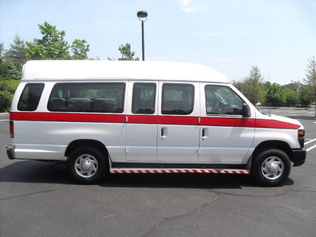 Ford Econoline 2011 photo 32