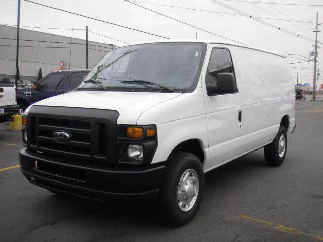 Ford Econoline 2011 photo 2