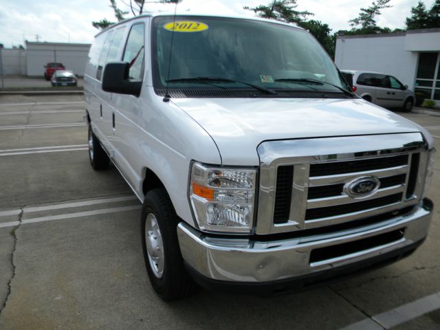 Ford Econoline 2012 photo 2