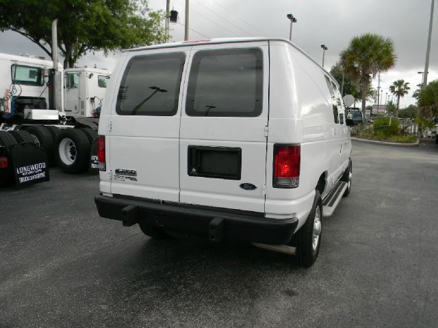 Ford Econoline 2012 photo 2