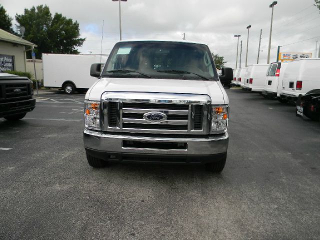 Ford Econoline 2012 photo 3