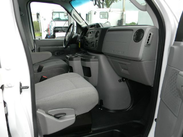 Ford Econoline 2012 photo 4