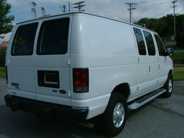 Ford Econoline 2012 photo 2