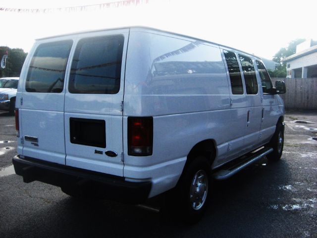 Ford Econoline 2012 photo 3