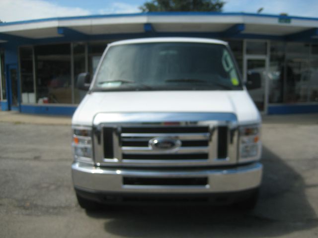 Ford Econoline 2012 photo 2