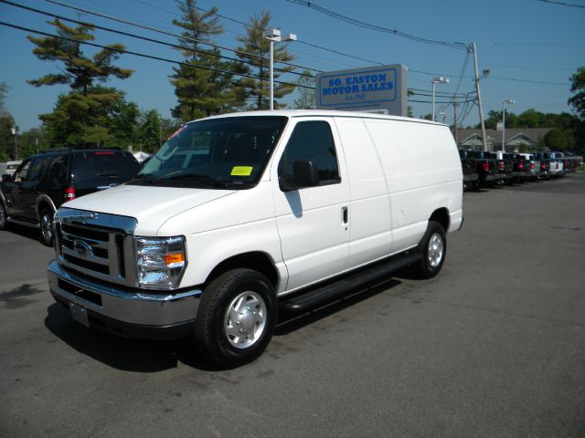 Ford Econoline 2012 photo 11