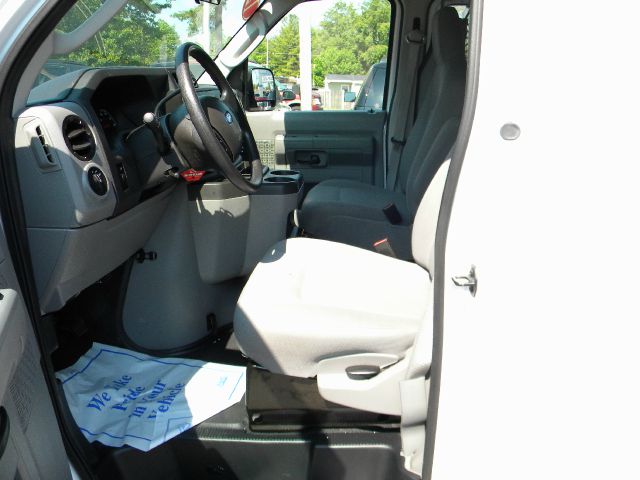 Ford Econoline 2012 photo 15