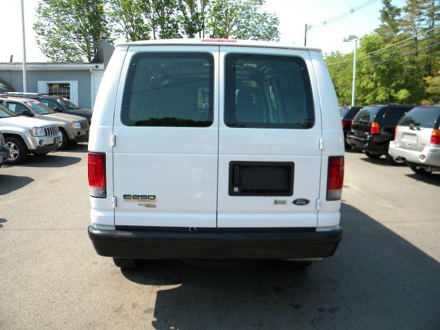 Ford Econoline 2012 photo 2