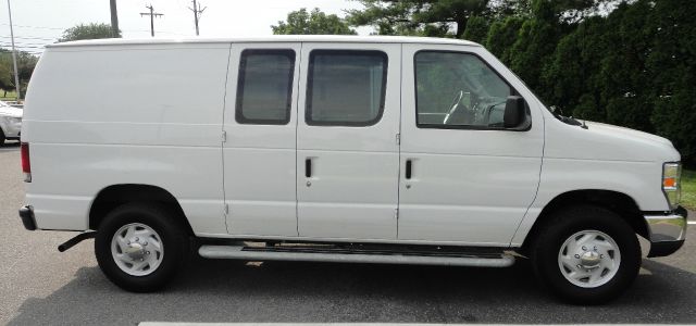 Ford Econoline 2012 photo 2