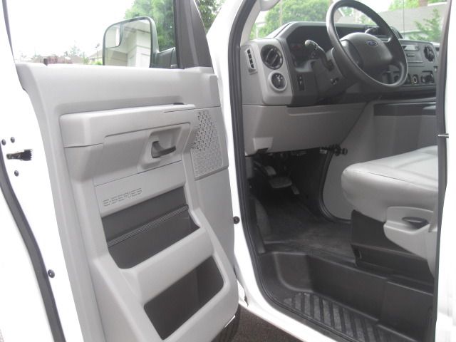 Ford Econoline 2012 photo 6