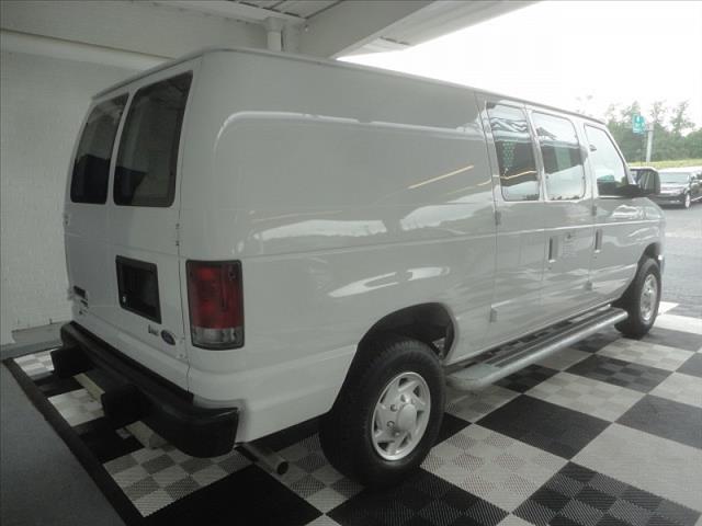 Ford Econoline 2012 photo 2