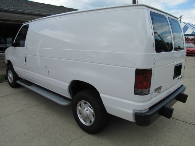 Ford Econoline 2012 photo 2