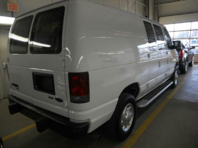 Ford Econoline 2012 photo 2