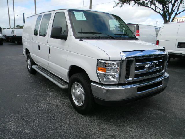 Ford Econoline 2012 photo 2