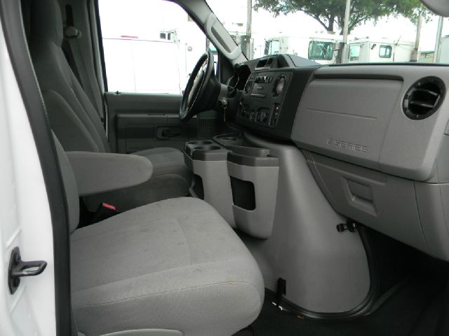 Ford Econoline 2012 photo 3