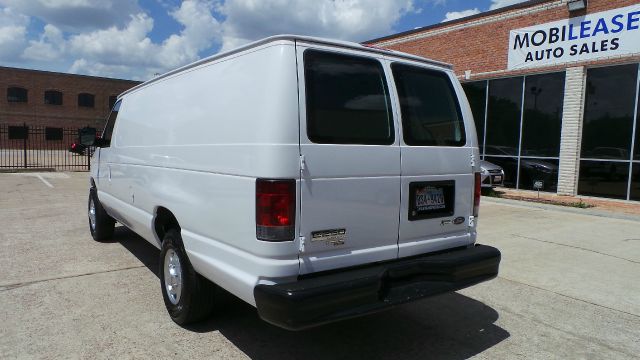 Ford Econoline 2012 photo 2