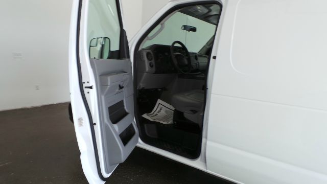 Ford Econoline 2013 photo 16