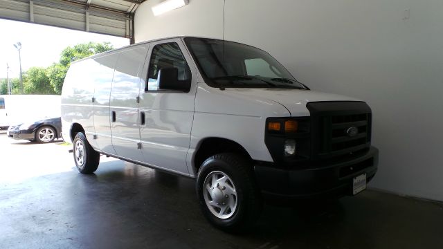 Ford Econoline 2013 photo 18