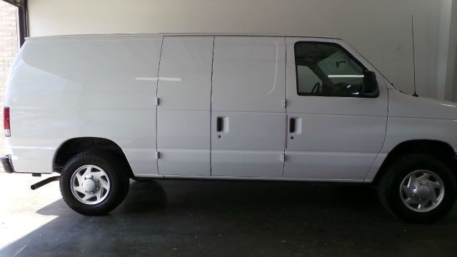 Ford Econoline 2013 photo 19