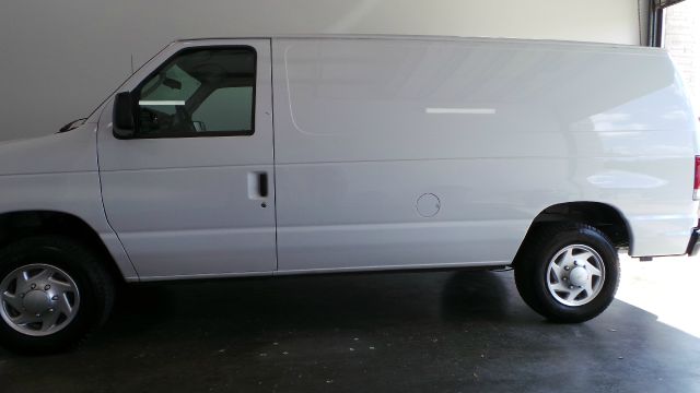 Ford Econoline 2013 photo 21