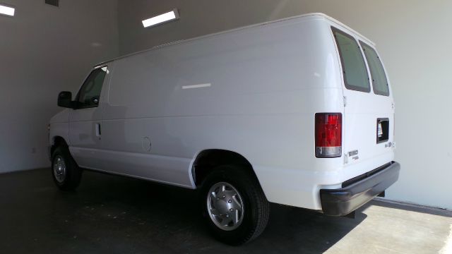 Ford Econoline 2013 photo 23