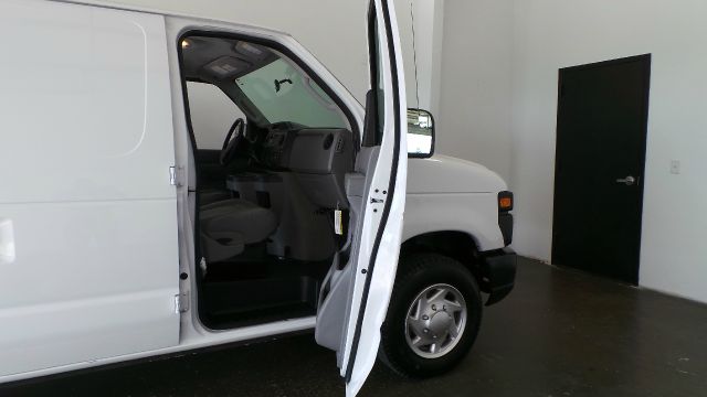 Ford Econoline 2013 photo 6