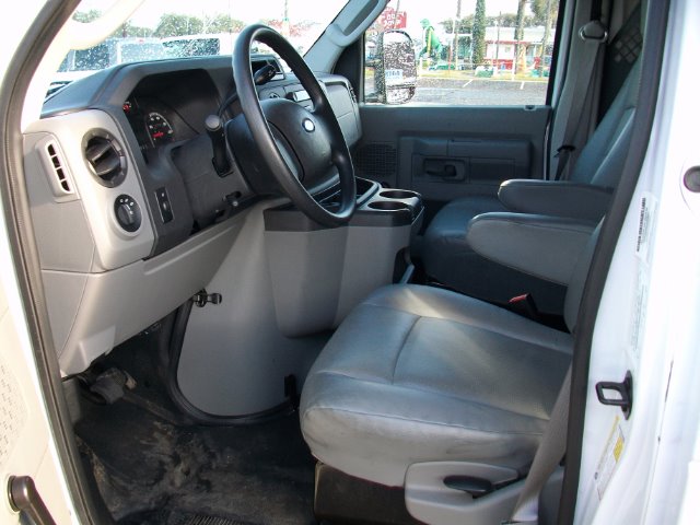 Ford Econoline 2013 photo 1