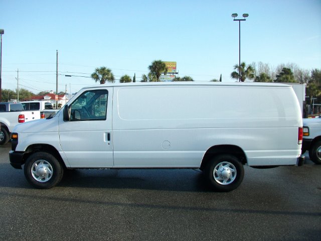 Ford Econoline 2013 photo 2