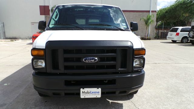 Ford Econoline 2013 photo 16