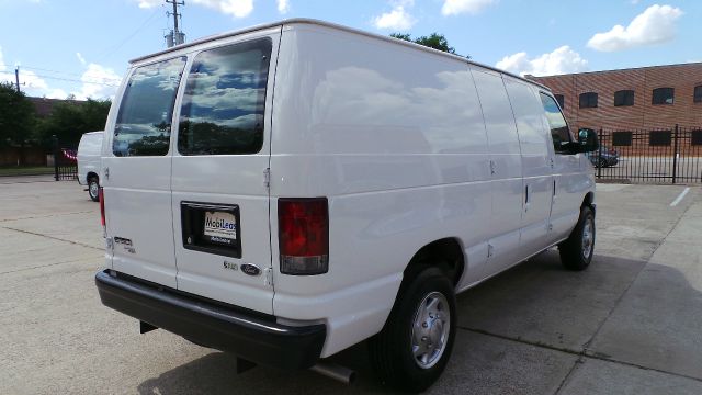 Ford Econoline 2013 photo 17