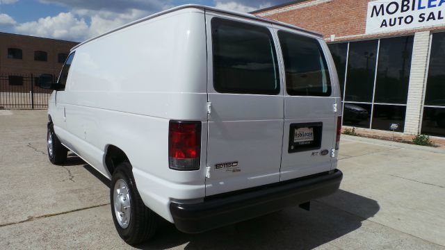 Ford Econoline 2013 photo 18