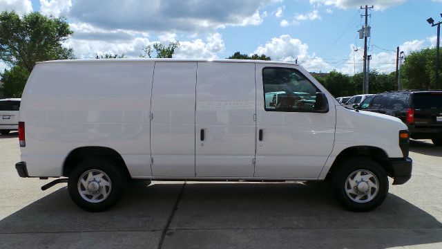 Ford Econoline 2013 photo 19