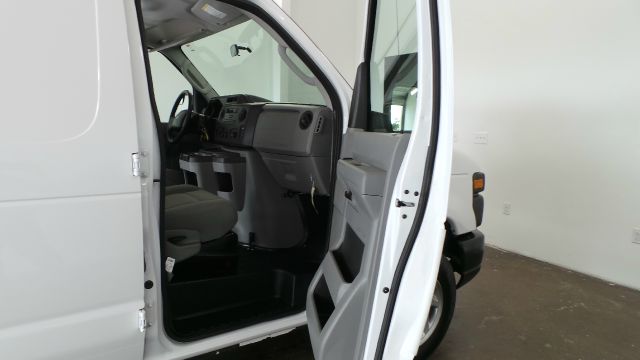 Ford Econoline 2013 photo 24