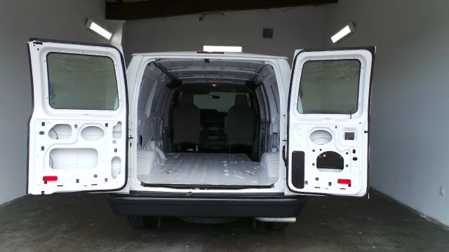 Ford Econoline 2013 photo 27