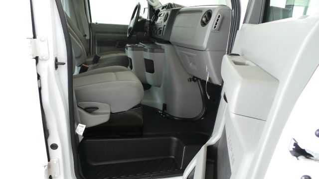 Ford Econoline 2013 photo 28