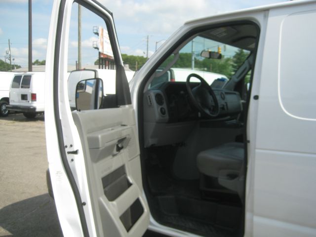 Ford Econoline 2013 photo 1